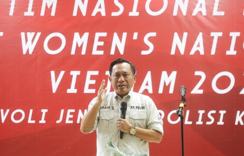 Ketua Umum PBVSI Imam Sudjarwo saat melepas Timnas Voli Putri Indonesia untuk mengikuti ajang kejuaraan AVC Nations Cup 2025 di Padepokan Bola Voli Jenderal Polisi Kunarto, Sentul, Bogor, Rabu (04/06/2025).