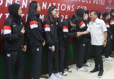 Ketua Umum PBVSI Imam Sudjarwo saat melepas Timnas Voli Putri Indonesia untuk mengikuti ajang kejuaraan AVC Nations Cup 2025 di Padepokan Bola Voli Jenderal Polisi Kunarto, Sentul, Bogor, Rabu (04/06/2025).