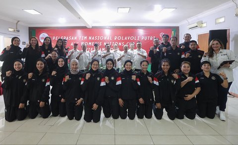 Ketua Umum PBVSI Imam Sudjarwo saat melepas Timnas Voli Putri Indonesia untuk mengikuti ajang kejuaraan AVC Nations Cup 2025 di Padepokan Bola Voli Jenderal Polisi Kunarto, Sentul, Bogor, Rabu (04/06/2025).