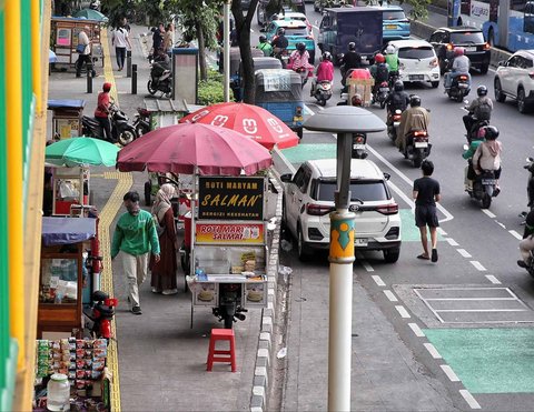 FOTO: Trotoar Yang Berubah Fungsi di Ibukota Jakarta