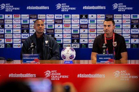 Pelatih Timnas Indonesia Patrick Kluivert bersama Penjaga gawang Timnas Indonesia Emil Audero saat konferensi pers jelang laga Indonesia vs China di Jakarta, Rabu (04/06/2025).