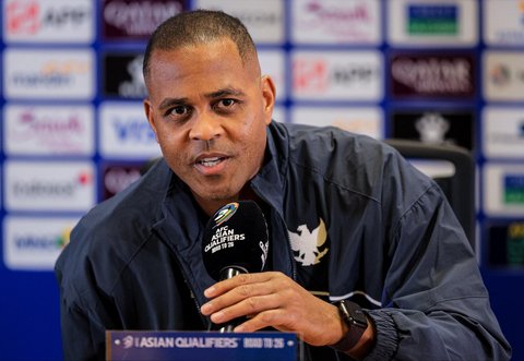 Pelatih Timnas Indonesia Patrick Kluivert  saat konferensi pers jelang laga Indonesia vs China di Jakarta, Rabu (04/06/2025).