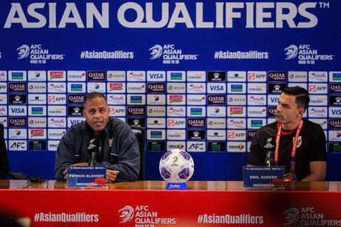 Pelatih Timnas Indonesia Patrick Kluivert bersama Penjaga gawang Timnas Indonesia Emil Audero saat konferensi pers jelang laga Indonesia vs China di Jakarta, Rabu (04/06/2025).