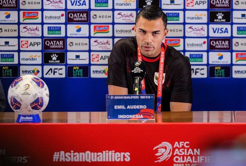 Penjaga gawang Timnas Indonesia Emil Audero saat konferensi pers jelang laga Indonesia vs China di Jakarta, Rabu (04/06/2025).