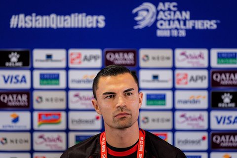 Penjaga gawang Timnas Indonesia Emil Audero saat konferensi pers jelang laga Indonesia vs China di Jakarta, Rabu (04/06/2025).