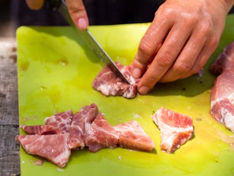 Ilustrasi Memotong Daging