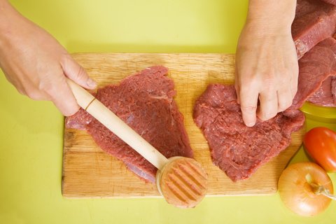 Ilustrasi Memukul Daging