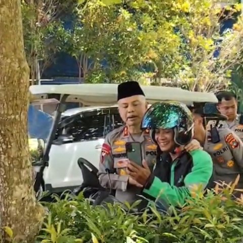 Asyik Sedang Video Call dengan Sang Istri, Ojol Ini Kaget Tiba-tiba Disamperi Jendral Polisi