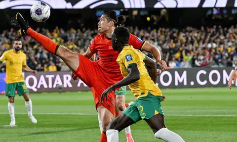 Kualifikasi Piala Dunia 2026 - Timnas Indonesia Vs China - Duel Antarlini (Bola.com/Adreanus Titus)