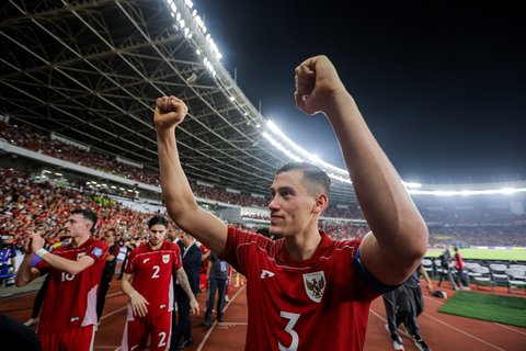 Ekspresi kegembiraan kapten Timnas Indonesia, Jay Idzes, setelah mengalahkan Timnas Bahrain 1-0 pada matchday kedelapan Kualifikasi Piala Dunia 2026 zona Asia di Stadion Utama Gelora Bung Karno, Jakarta, Selasa (25/3/2025). (Bola.com/Bagaskara Lazuardi)
