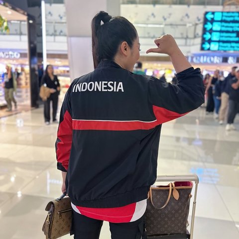 5 Potret Fitri Carlina Bertolak ke Sydney Demi Totalitas Dukung Timnas Indonesia