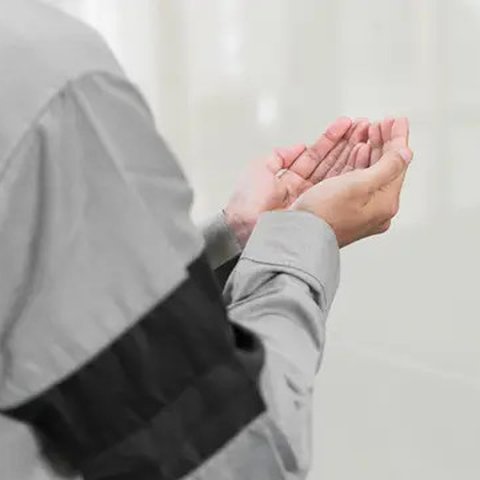 Ilustrasi seorang muslim berdoa, Islam. (Photo by Masjid Pogung Dalangan on Unsplash)