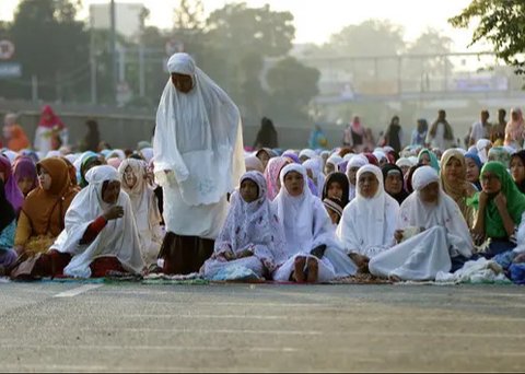 Daging kurban dibagikan kepada masyarakat maupun karyawan YPI Al-Azhar. (Liputan6.com/Herman Zakharia)