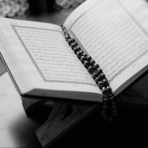 Ilustrasi Berdoa, Membaca Al-Quran (&copy;Pixabay)