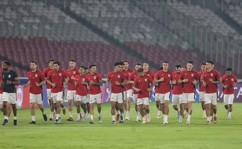 Timnas Indonesia menjalani latihan di Lapangan Gelora Bung Karno, Senayan, Jakarta, Rabu (4/6/2025).