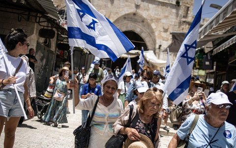 Pemukim Yahudi Israel merayakan 'Pawai Bendera' di Yerusalem Timur, Palestina yang diduduki.
