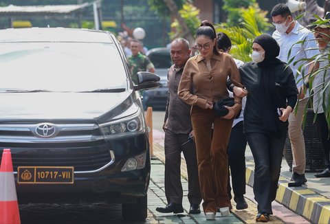 Aktris Nikita Mirzani saat  tiba di Gedung Kejaksaan Negeri Jakarta Selatan, Kamis (05/06/2025).