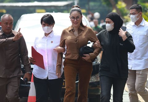 Aktris Nikita Mirzani saat  tiba di Gedung Kejaksaan Negeri Jakarta Selatan, Kamis (05/06/2025).