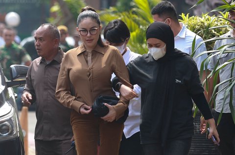 Aktris Nikita Mirzani saat  tiba di Gedung Kejaksaan Negeri Jakarta Selatan, Kamis (05/06/2025).