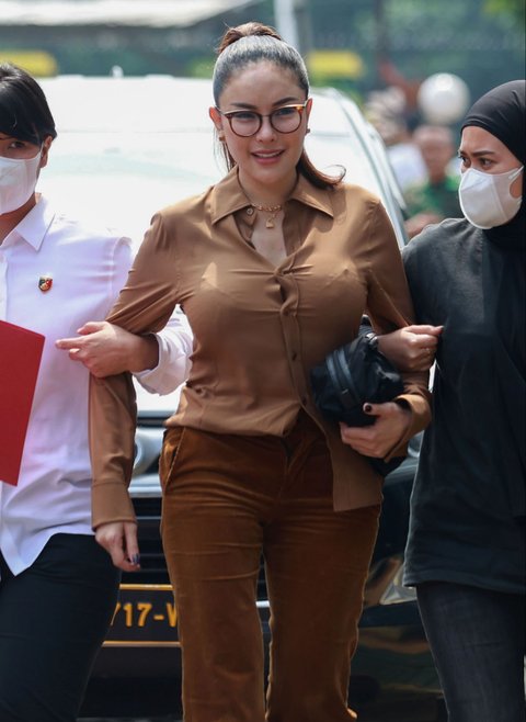 Aktris Nikita Mirzani saat  tiba di Gedung Kejaksaan Negeri Jakarta Selatan, Kamis (05/06/2025).