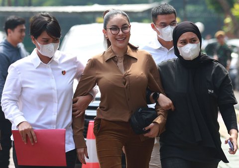 Aktris Nikita Mirzani saat  tiba di Gedung Kejaksaan Negeri Jakarta Selatan, Kamis (05/06/2025).