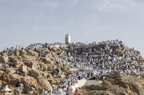 Jutaan jemaah haji dari berbagai negara memadati Jabal Rahmah, Arafah, Arab Saudi, menjelang pelaksanaan wukuf, pada Kamis (5/6/2025). Wukuf di Arafah merupakan rukun haji yang paling utama, sehingga menjadi momen sakral yang ditunggu-tunggu dalam rangkaian ibadah haji 1446 Hijriah.