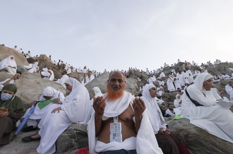 Jemaah haji memanjatkan doa di Jabal Rahmah, Arafah, Arab Saudi, menjelang pelaksanaan wukuf, pada Kamis (5/6/2025).