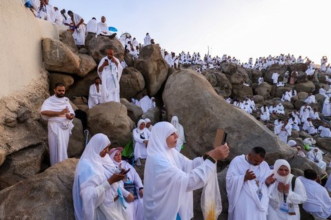 Jemaah haji memanjatkan doa di Jabal Rahmah, Arafah, Arab Saudi, menjelang pelaksanaan wukuf, pada Kamis (5/6/2025).
