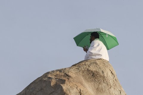 Jemaah haji memanjatkan doa di Jabal Rahmah, Arafah, Arab Saudi, menjelang pelaksanaan wukuf, pada Kamis (5/6/2025).