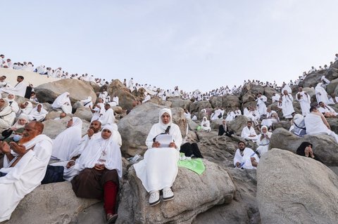 Jemaah haji memanjatkan doa di Jabal Rahmah, Arafah, Arab Saudi, menjelang pelaksanaan wukuf, pada Kamis (5/6/2025).