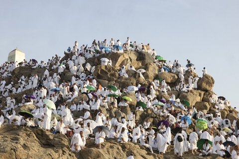 Jemaah haji memanjatkan doa di Jabal Rahmah, Arafah, Arab Saudi, menjelang pelaksanaan wukuf, pada Kamis (5/6/2025).
