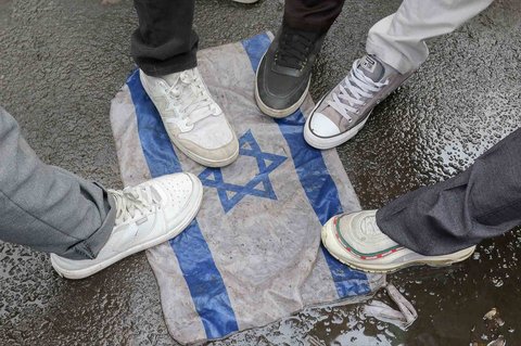 Massa aksi yang tergabung dalam Aliansi Pemuda Indonesia Untuk Palestina menggelar unjuk rasa di depan Kedutaan Besar Amerika Serikat, Jakarta, Minggu (20/4/2025).