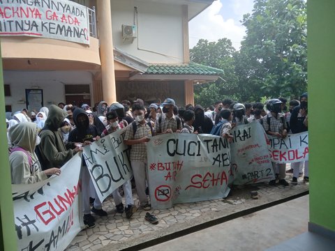 Siswa SMAN 9 Tambun Selatan Bekasi Saat Demonstrasi Selasa (3/6) kemarin