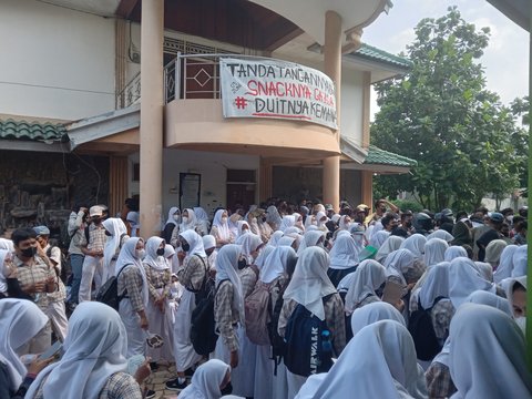 Siswa SMAN 9 Tambun Selatan Bekasi Saat Demonstrasi Selasa (3/6) kemarin