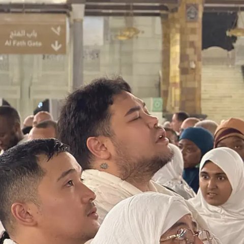 Potret Perjuangan Ivan Gunawan Menyentuh Multazam di Kabah, Penuh Haru - Rela Berdesakan dengan Ribuan Jamaah