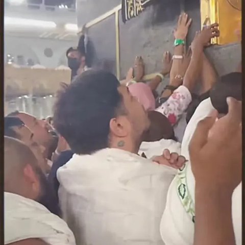 Potret Perjuangan Ivan Gunawan Menyentuh Multazam di Kabah, Penuh Haru - Rela Berdesakan dengan Ribuan Jamaah