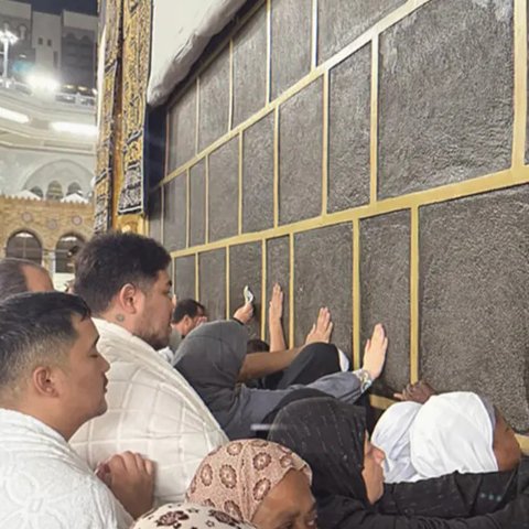 Potret Perjuangan Ivan Gunawan Menyentuh Multazam di Kabah, Penuh Haru - Rela Berdesakan dengan Ribuan Jamaah
