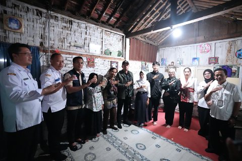 Keluarga Anisa menerima kunjungan Wakil Menteri Sosial Agus Jabo Priyono