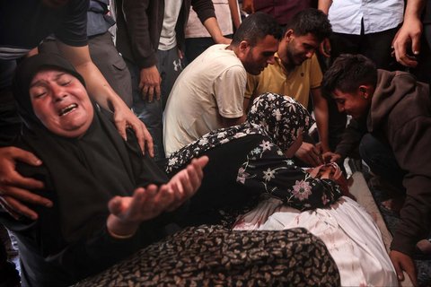 TKeluarga korban menangis  atas jenazah salah satu dari empat jurnalis Palestina yang dilaporkan tewas dalam pemboman Israel di halaman Rumah Sakit Ahli Arab, di Kota Gaza, Kamis (05/06/2025