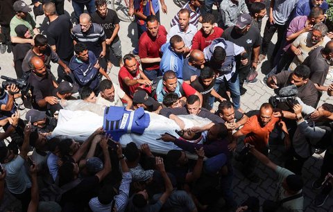 Teman, kerabat, dan keluarga mengelilingi jenazah salah satu dari empat jurnalis Palestina yang dilaporkan tewas dalam pemboman Israel di halaman Rumah Sakit Ahli Arab, di Kota Gaza, Kamis (05/06/2025).