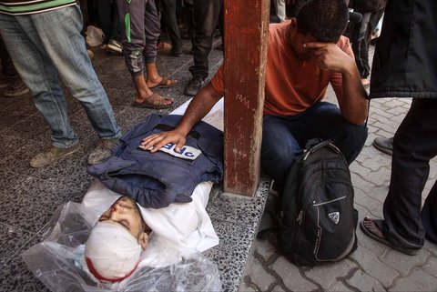 Kerabat korban menangis  atas jenazah salah satu dari empat jurnalis Palestina yang dilaporkan tewas dalam pemboman Israel di halaman Rumah Sakit Ahli Arab, di Kota Gaza, Kamis (05/06/2025).