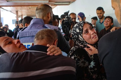Keluarga korban menangis  atas jenazah salah satu dari empat jurnalis Palestina yang dilaporkan tewas dalam pemboman Israel di halaman Rumah Sakit Ahli Arab, di Kota Gaza, Kamis (05/06/2025).