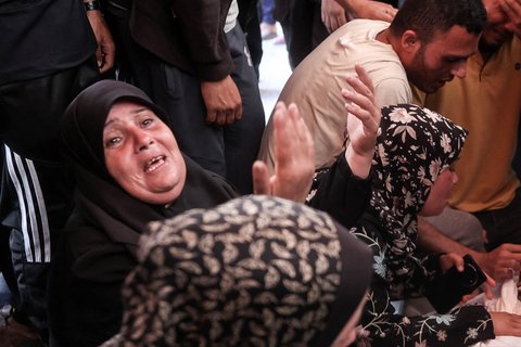 Keluarga korban menangis  atas jenazah salah satu dari empat jurnalis Palestina yang dilaporkan tewas dalam pemboman Israel di halaman Rumah Sakit Ahli Arab, di Kota Gaza, Kamis (05/06/2025).