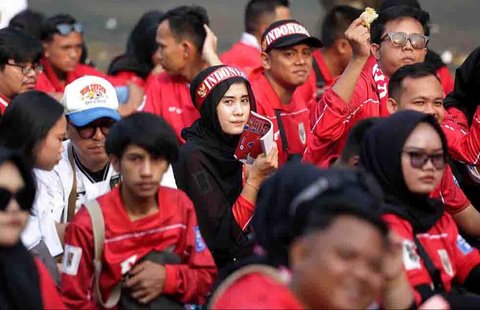 Suporter mengenakan atribut timnas di Stadion Utama Gelora Bung Karno, Jakarta, Kamis (05/06/2025).