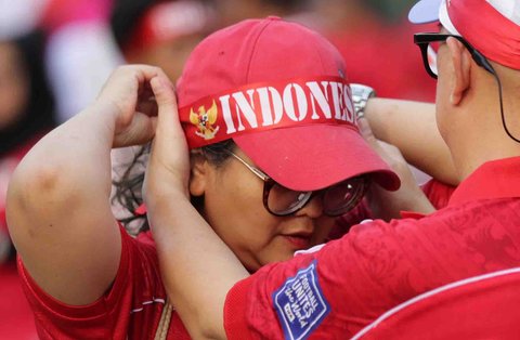 Suporter mengenakan atribut timnas di Stadion Utama Gelora Bung Karno, Jakarta, Kamis (05/06/2025).
