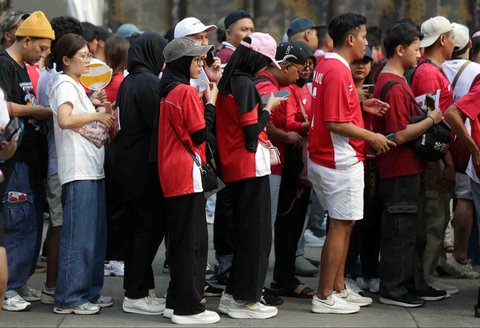 Suporter mengenakan atribut timnas di Stadion Utama Gelora Bung Karno, Jakarta, Kamis (05/06/2025).