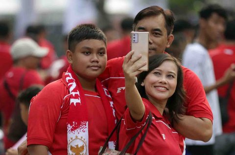 Suporter mengenakan atribut timnas di Stadion Utama Gelora Bung Karno, Jakarta, Kamis (05/06/2025).