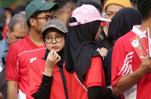 Suporter mengenakan atribut timnas di Stadion Utama Gelora Bung Karno, Jakarta, Kamis (05/06/2025).