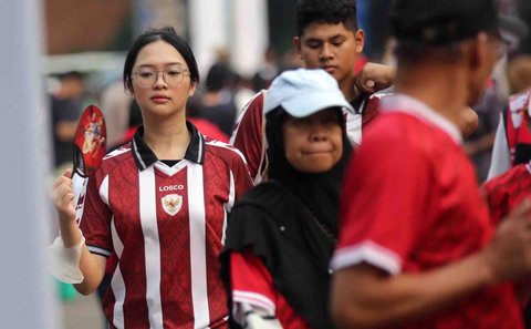 Suporter mengenakan atribut timnas di Stadion Utama Gelora Bung Karno, Jakarta, Kamis (05/06/2025).