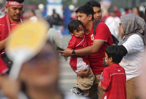 Suporter mengenakan atribut timnas di Stadion Utama Gelora Bung Karno, Jakarta, Kamis (05/06/2025).